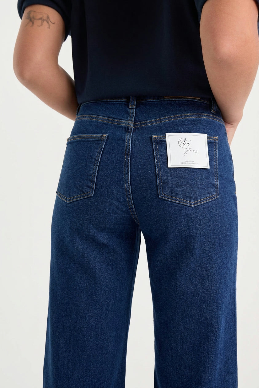 Jean Wide-Leg Taille Haute Poches Plaquées Indigo Ouarzazate - gros plan dos avec étiquette Ari Jeans