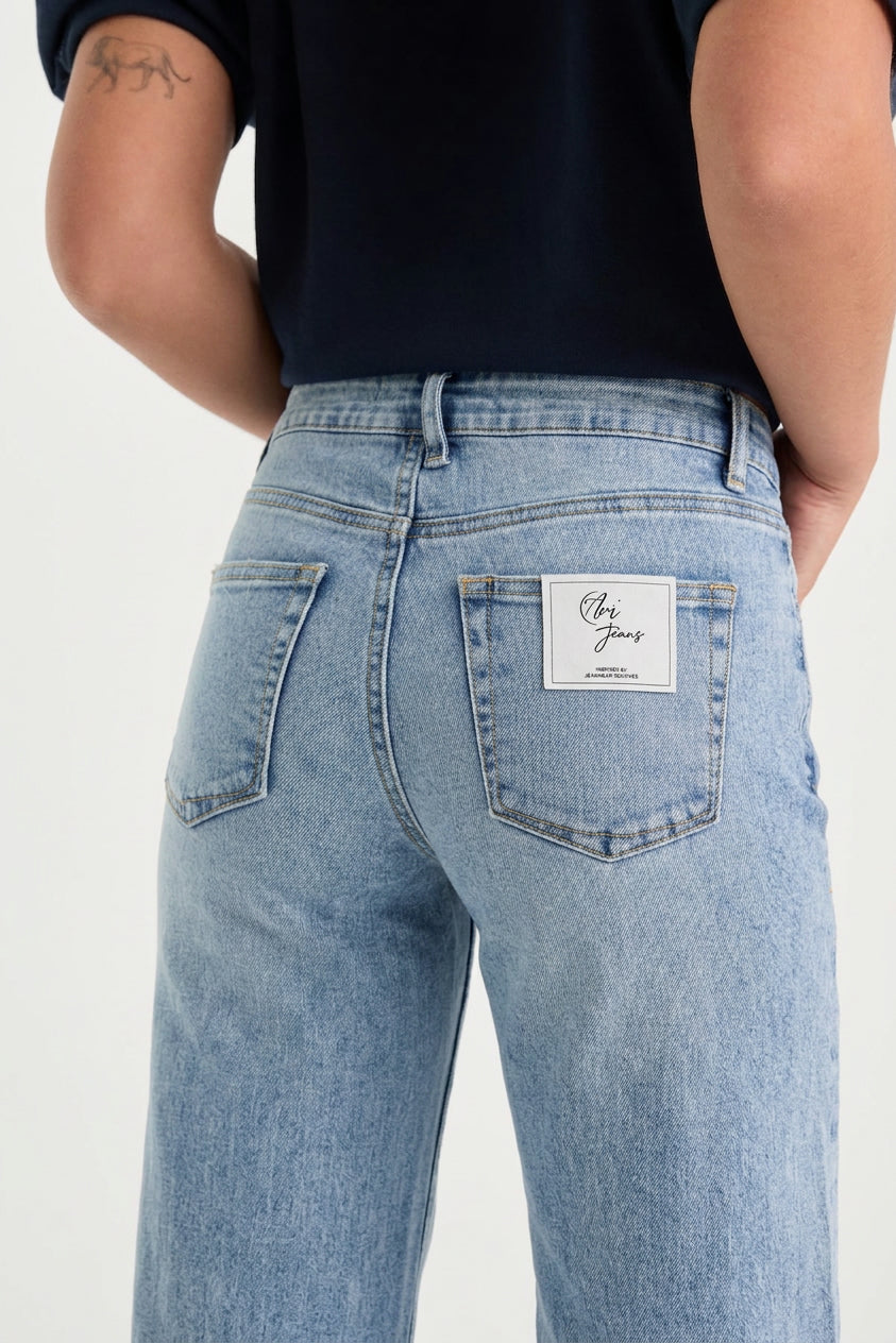 Jean Wide-Leg Taille Haute Poches Plaquées Bleu Clair Salé - gros plan dos avec étiquette Ari Jeans